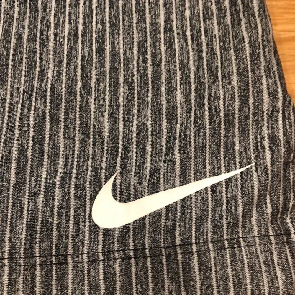 𝅺NIKE Dri-Fit built in bra tank top size medium.